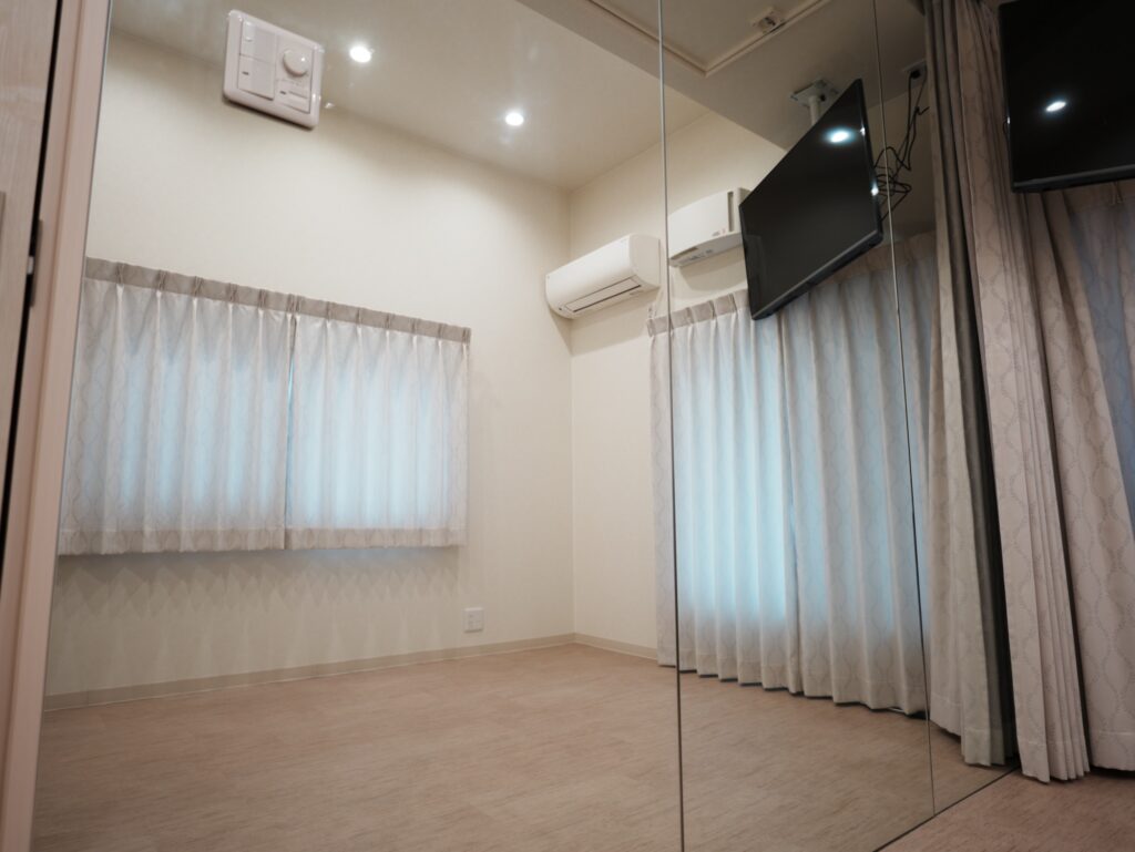 鏡張りの少人数向けレンタルスタジオ